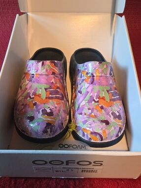 OOFOS Women's Clog in Purple Multi Floral Print